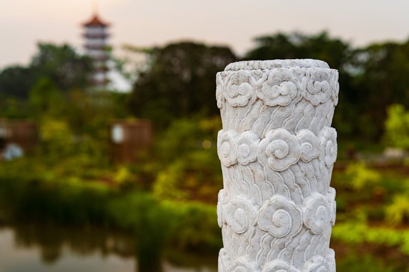 Infographic summarizing the unique pillars of Singapore's 2026 SEO landscape: Bilingual Queries, Hyper-Local Competition, E-E-A-T Focus, and Specialized Agency Ecosystem